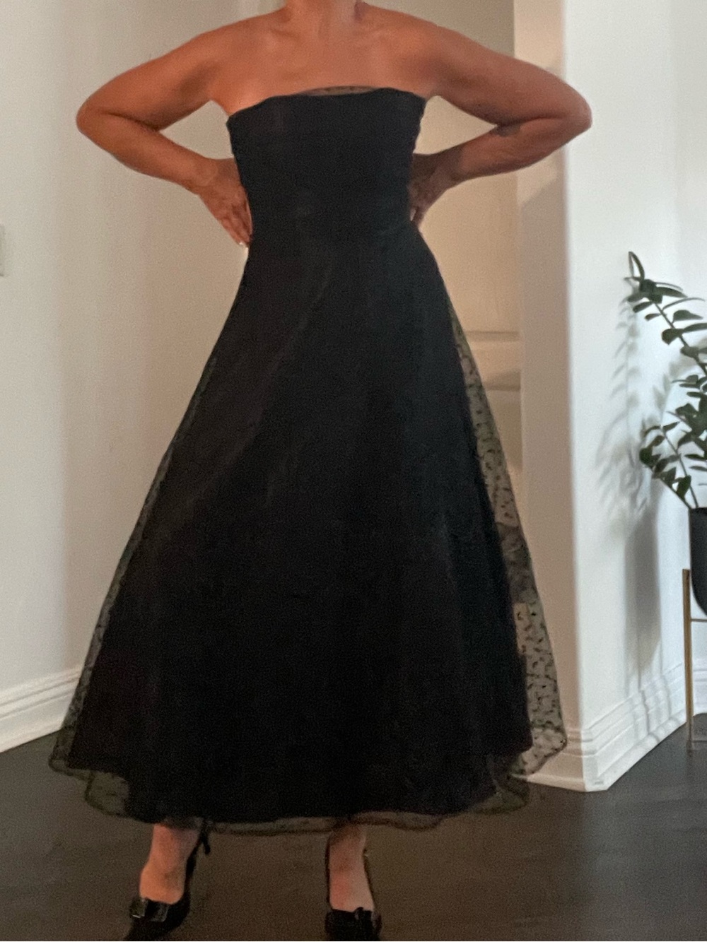 Vintage Jessica McClintock Gunne Sax Black Strapless Dotted Tulle Dress.
Size 3